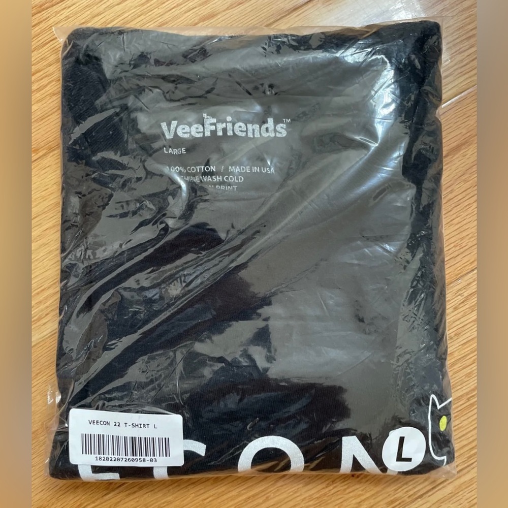 VeeCon 22 Missprint Veefriends VVVVV Lucky Black Cat souvenir shirt NWT